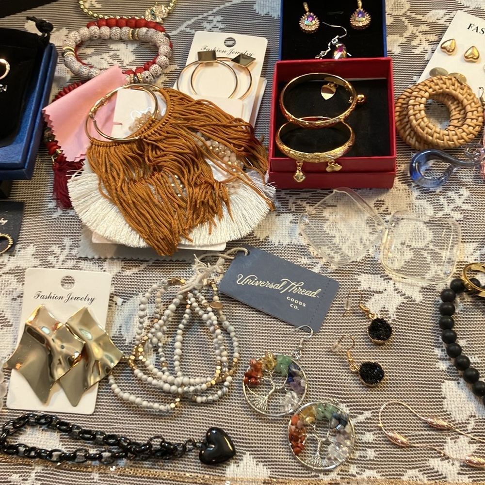 Big lot of ladies/men’s new assorted jewelry treasures
